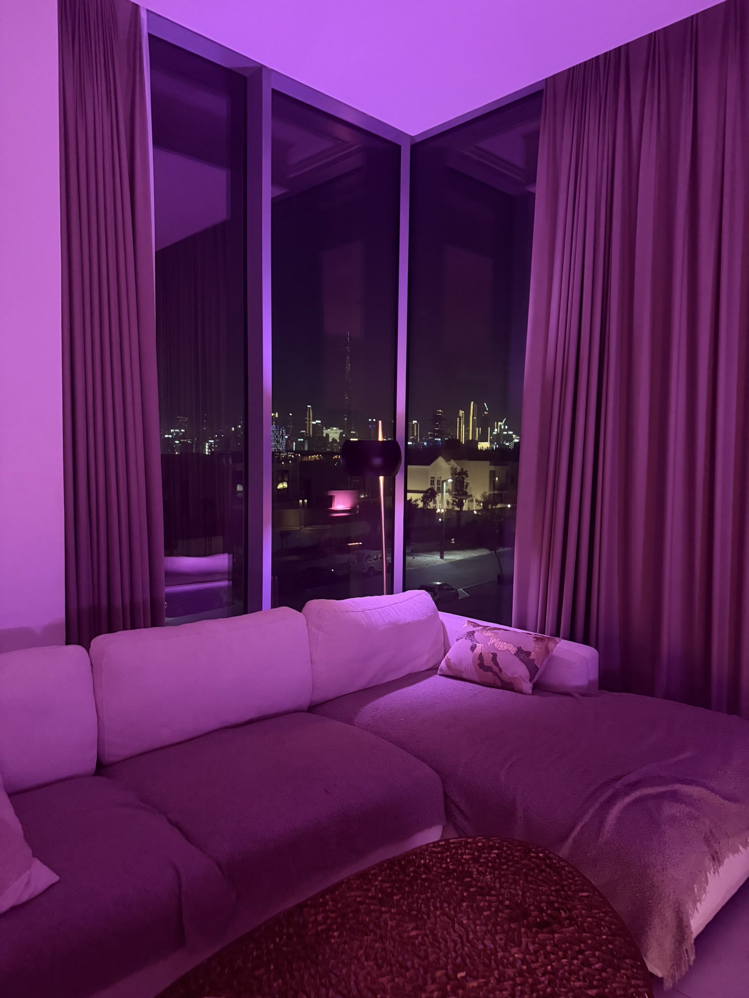 Wohnzimmer-Sofa mit Panoramafenstern und Dubai-Skyline mit Burj Khalifa