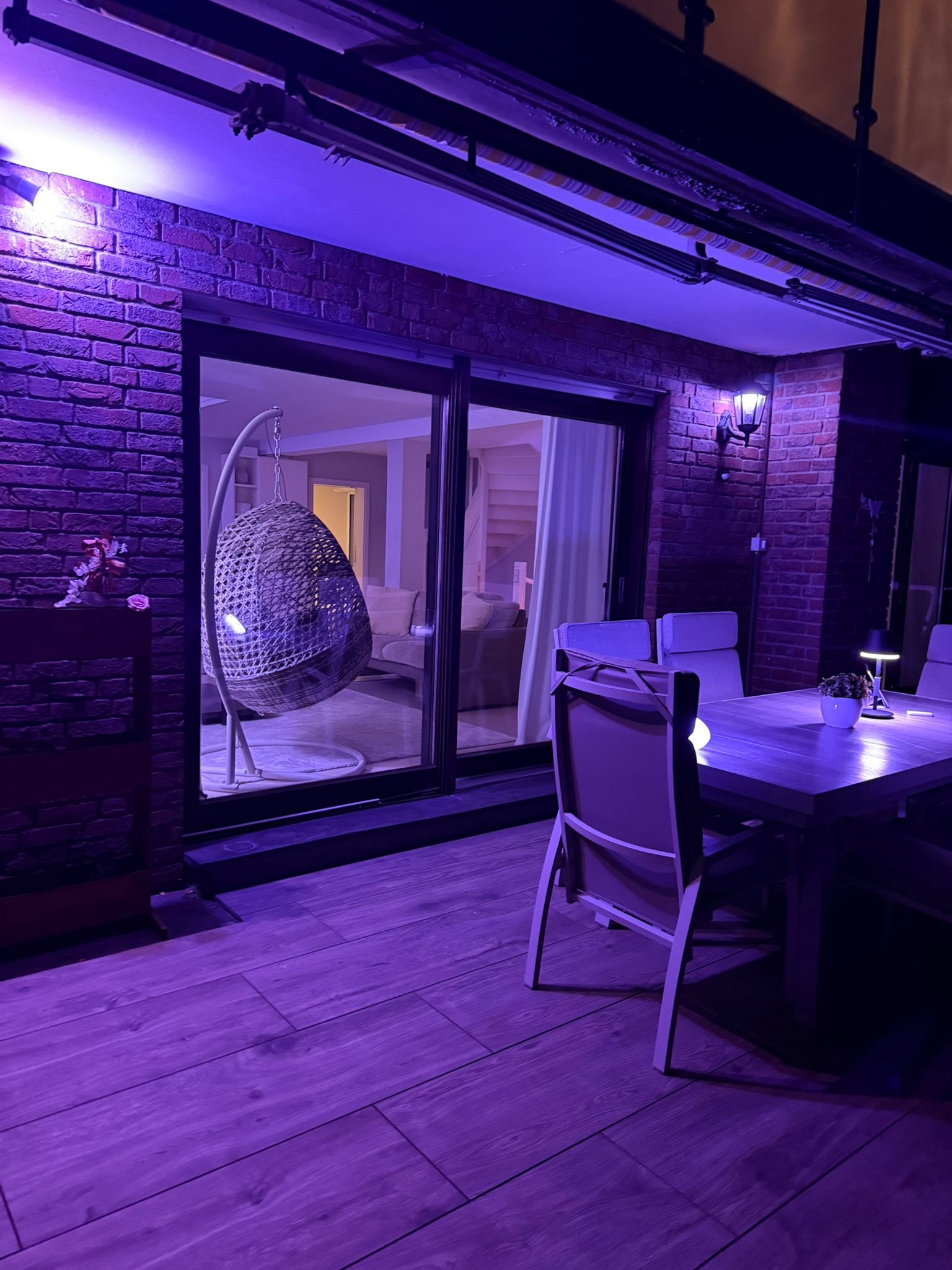 Großes Gartenfenster und Terrasse einer Villa in Düsseldorf am Abend