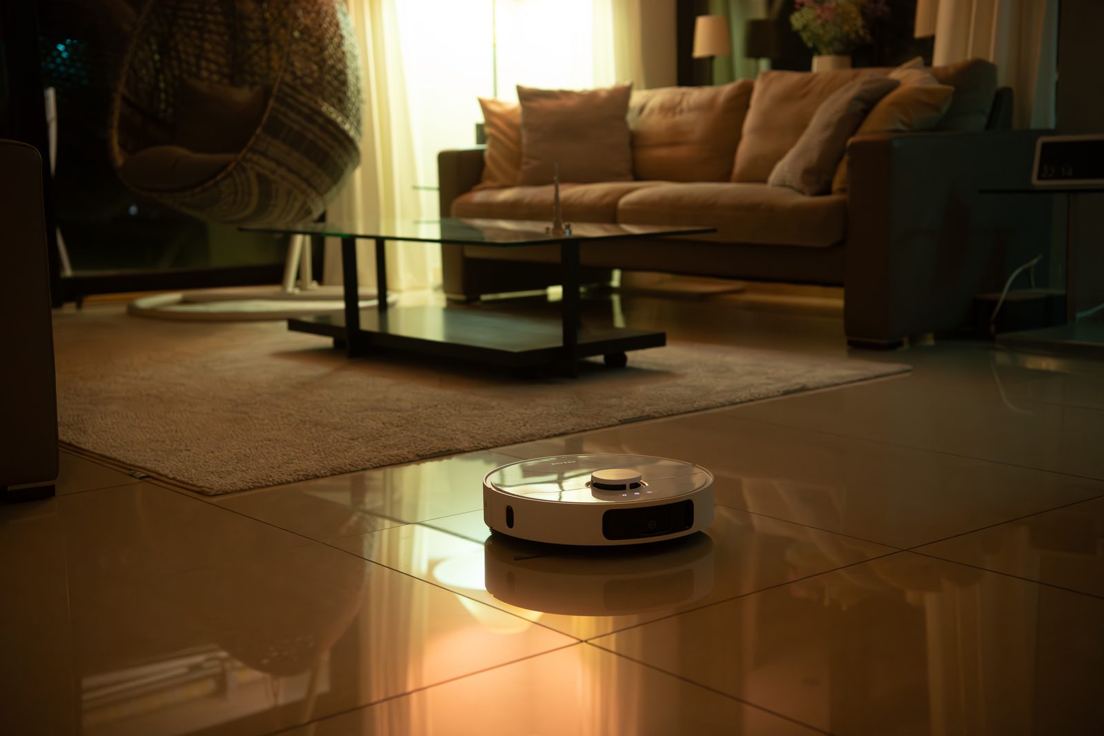 مكنسة Roborock في إضاءة دافئة