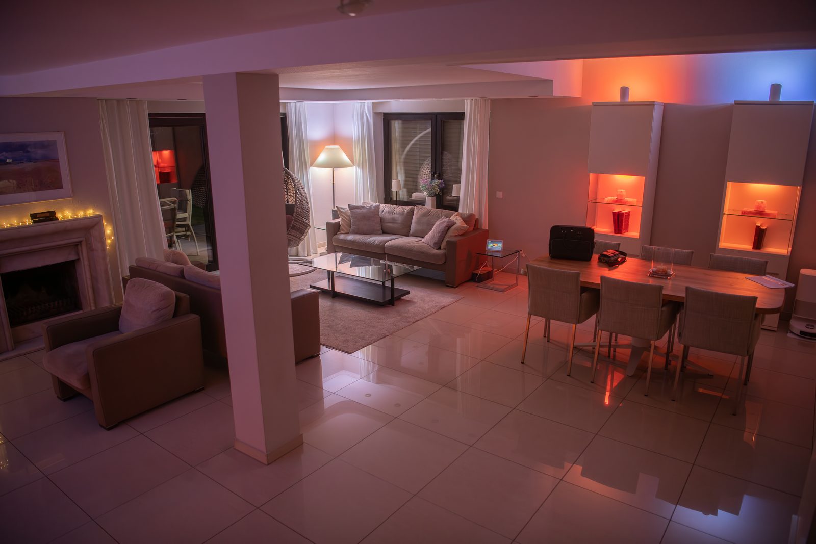 غرفة المعيشة مع مشاهد إضاءة Philips Hue متعددة الألوان